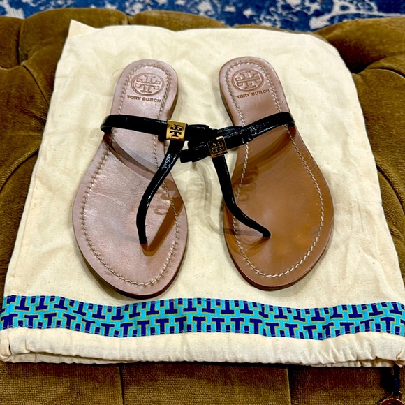 Tory Burch Leighanne Patent Leather Bow with logo. Size 8 only worn 3 times. - Picture 1 of 3